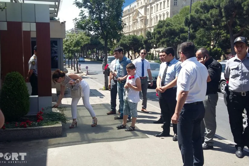 Baku residents bring flowers to the Turkish Embassy - PHOTO