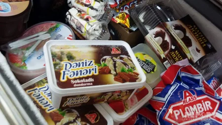 İqtisadiyyat Nazirliyinin tərkibində zərərli bakteriyalar aşkarladığı dondurmaların satışı davam edir