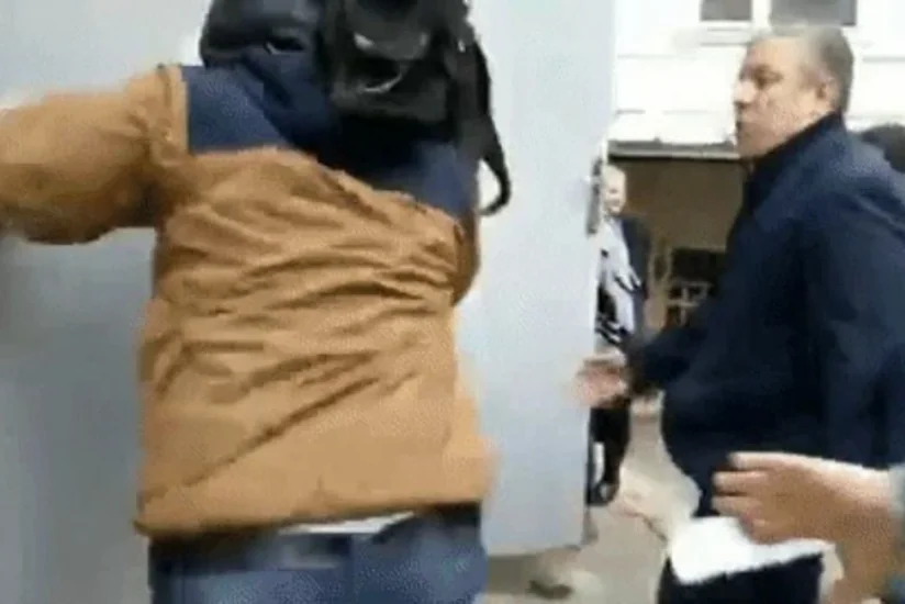 Отчаянный оператор врезался в стену на съемках экс-премьера Грузии - ВИДЕО