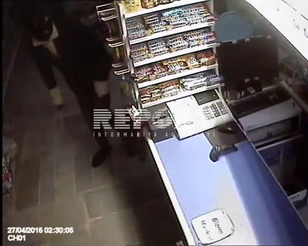 ​Проникшие в магазин грабители были зафиксированы камерой видеонаблюдения - ФОТО