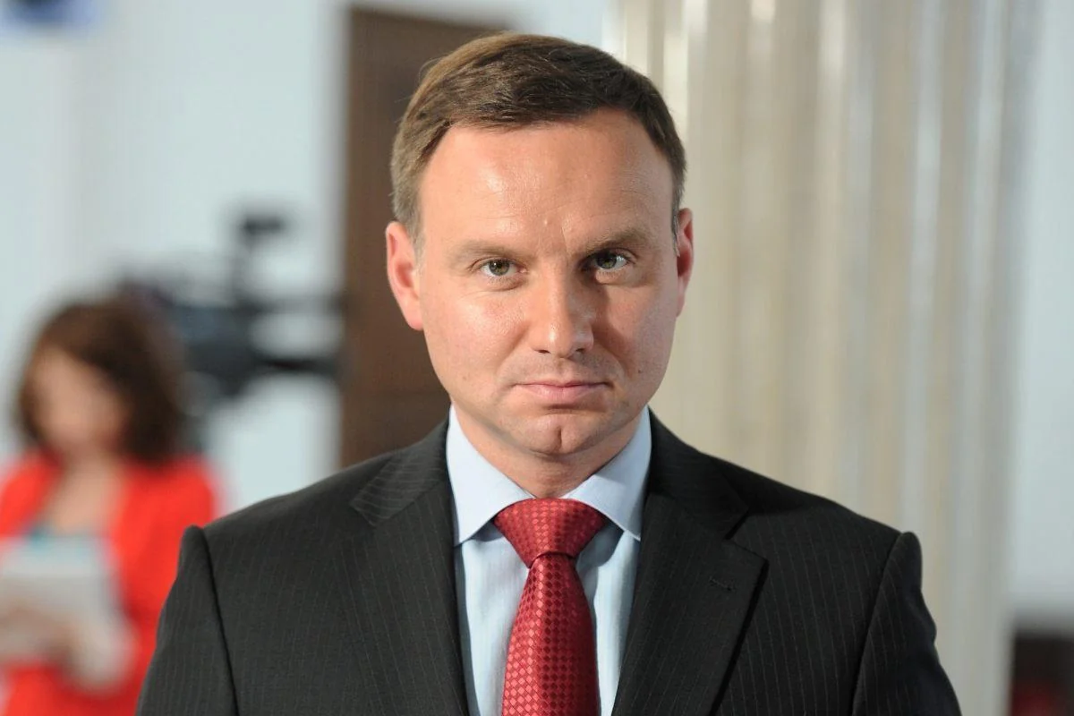 Самолет польского президента Дуды аварийно сел в Варшаве