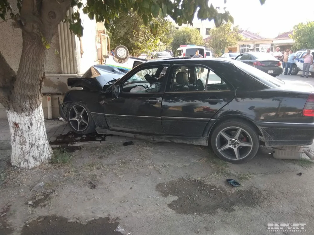 Gəncədə avtomobil ağaca çırpılıb, xəsarət alan var