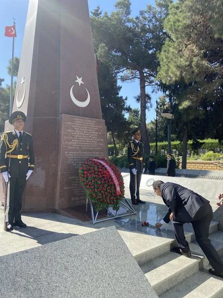 Cahit Bağcı Türk Şəhidliyini ziyarət edib