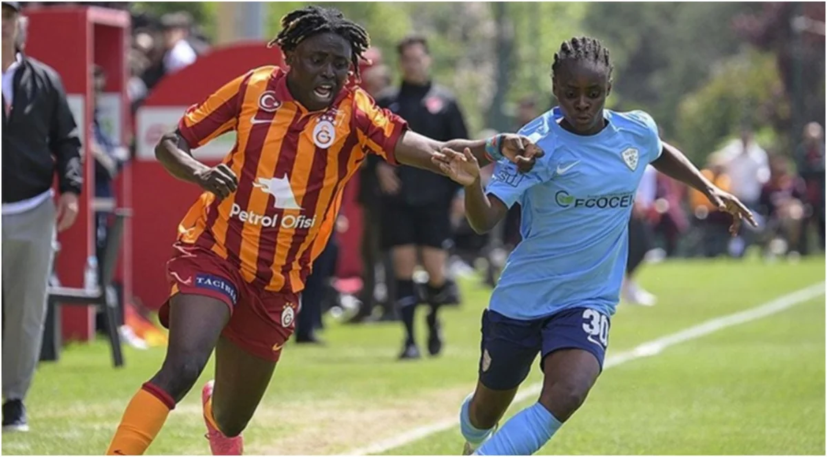 Qalatasarayın futbolçusu oyun zamanı rəqibini yumruqla vurub