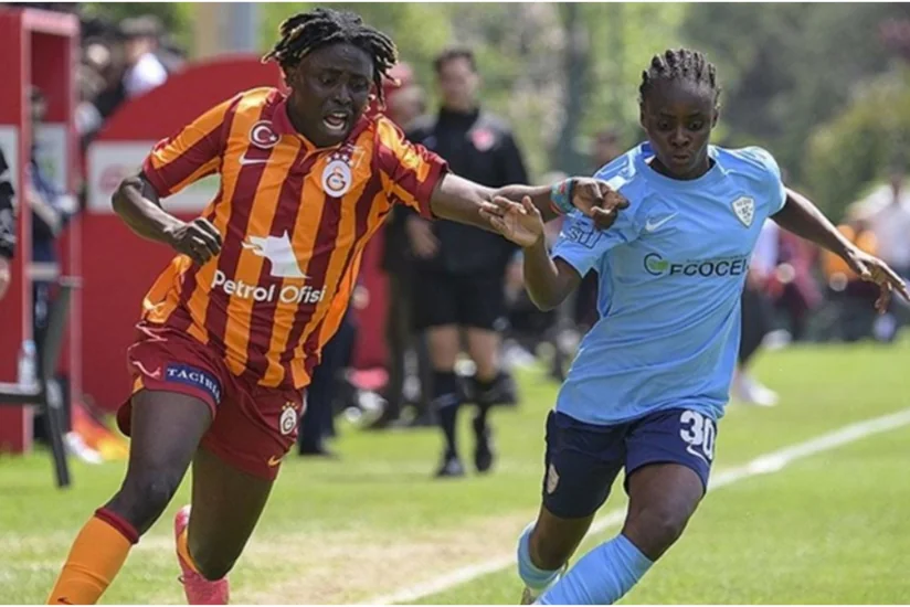 Qalatasarayın futbolçusu oyun zamanı rəqibini yumruqla vurub