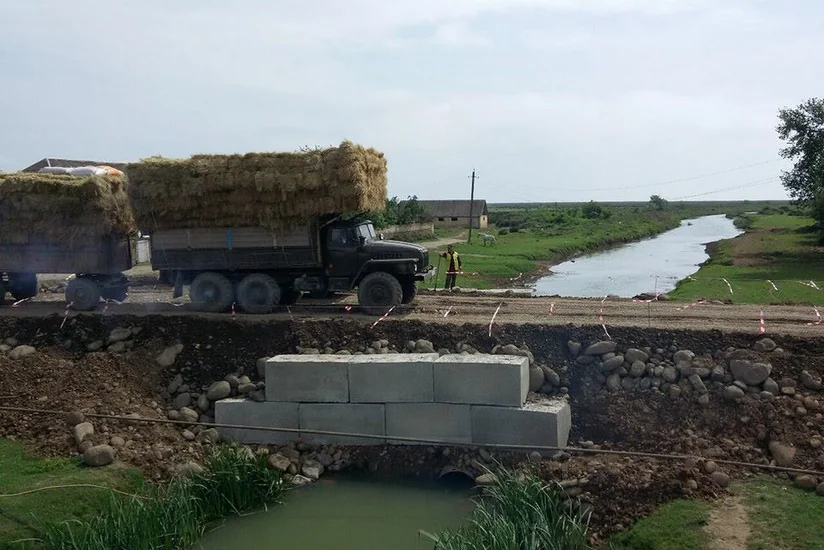 ​Boladiçay üzərində yerləşən qəzalı körpünün aşırım tirlərinin sökülməsinə başlanılıb