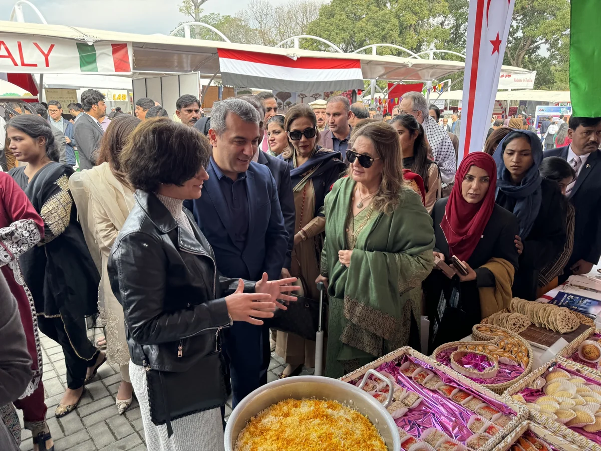 Pakistanın birinci xanımı Azərbaycanın stendini ziyarət edib
