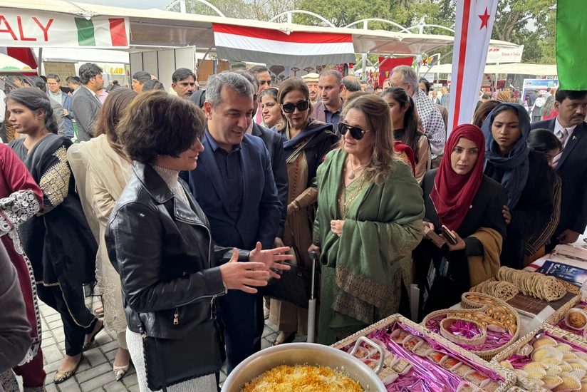 First lady of Pakistan visits Azerbaijan’s stand