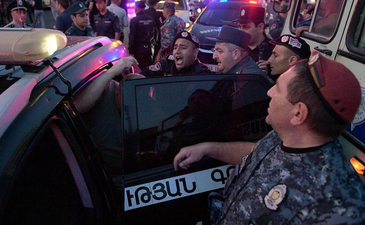 СМИ: Армянская полиция перед митингом в Эчмиадзине задержала шесть человек
