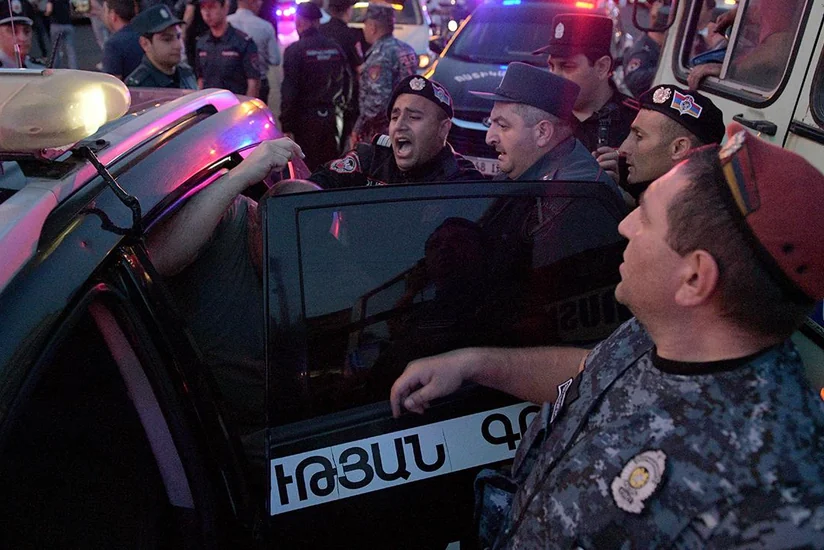 СМИ: Армянская полиция перед митингом в Эчмиадзине задержала шесть человек