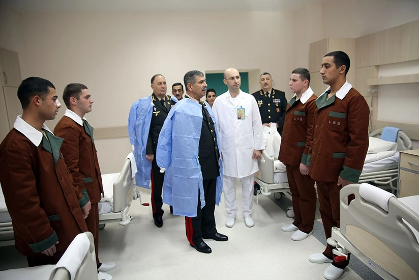 Müdafiə naziri hospitalda müalicə olunan hərbi qulluqçularla görüşüb - FOTO