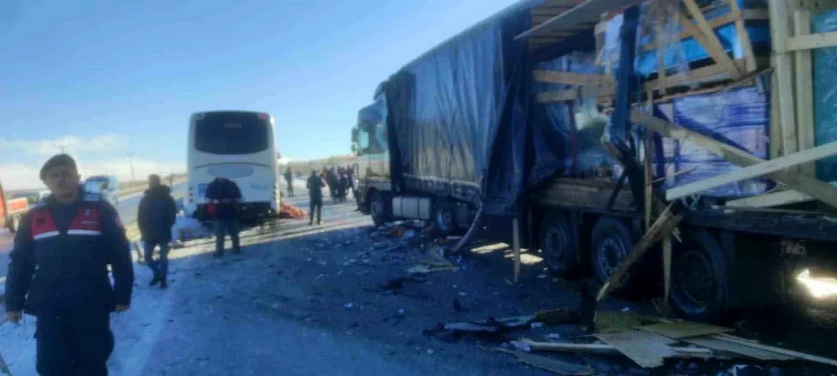 One killed, many injured in bus-truck collision in Türkiye