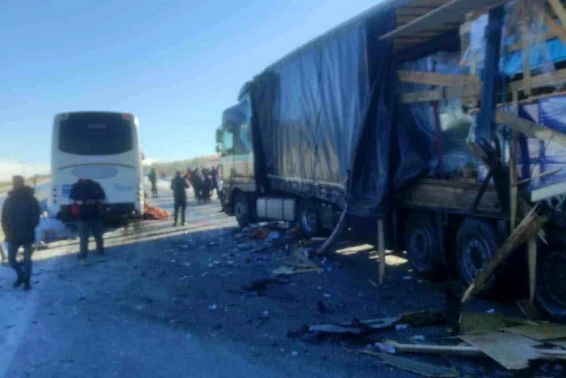 One killed, many injured in bus-truck collision in Türkiye