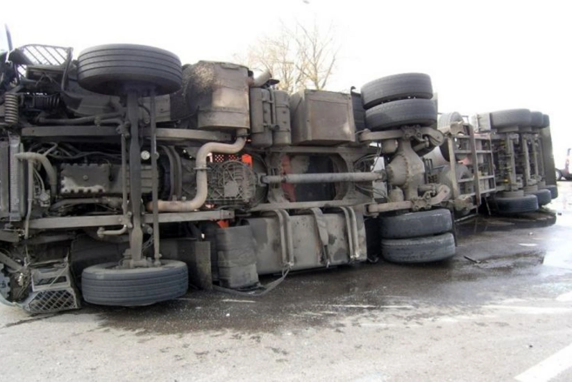 Bakı-Quba yolunda KamAZ aşıb, ölən var