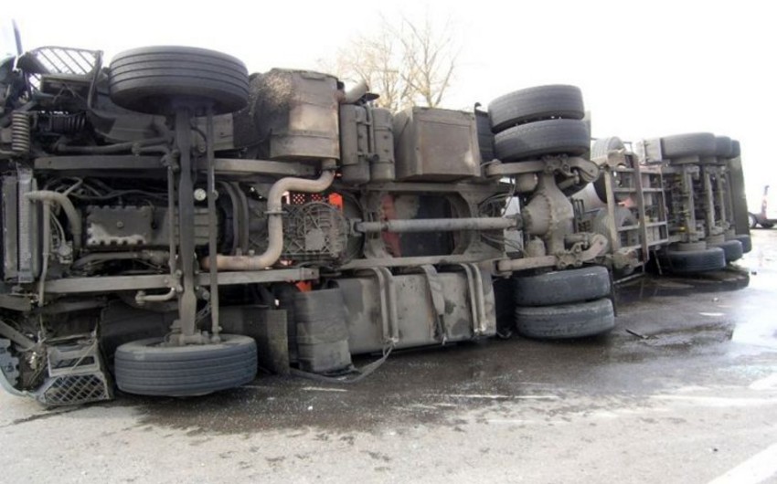 Bakı-Quba yolunda KamAZ aşıb, ölən var