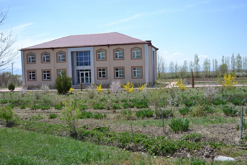 Nəbatat bağında yeni ağac və dekorativ gül kolları əkilir