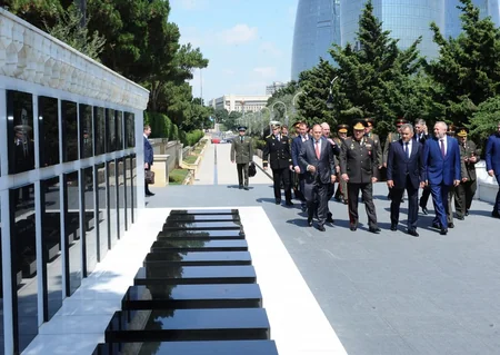 Rusiyanın müdafiə naziri Fəxri və Şəhidlər xiyabanlarını ziyarət edib