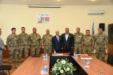 Azad Rəhimov aprel döyüşlərində iştirak etmiş zabitlərlə görüşüb