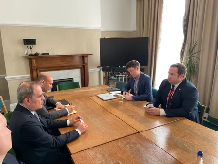 Ceyhun Bayramov britaniyalı nazirlə regional təhlükəsizlik vəziyyətini müzakirə edib