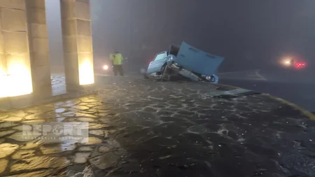 Qaxda avtomobil beton maneəyə çırpılıb, xəsarət alanlar var