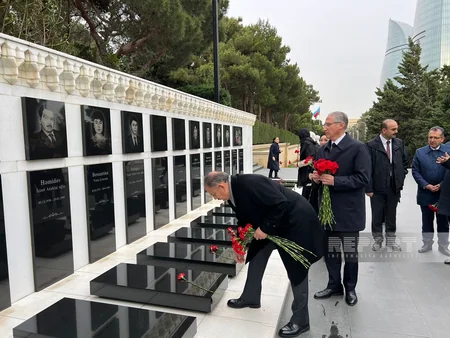 Türkiyəli nazir Fəxri və Şəhidlər xiyabanlarını ziyarət edib - YENİLƏNİB