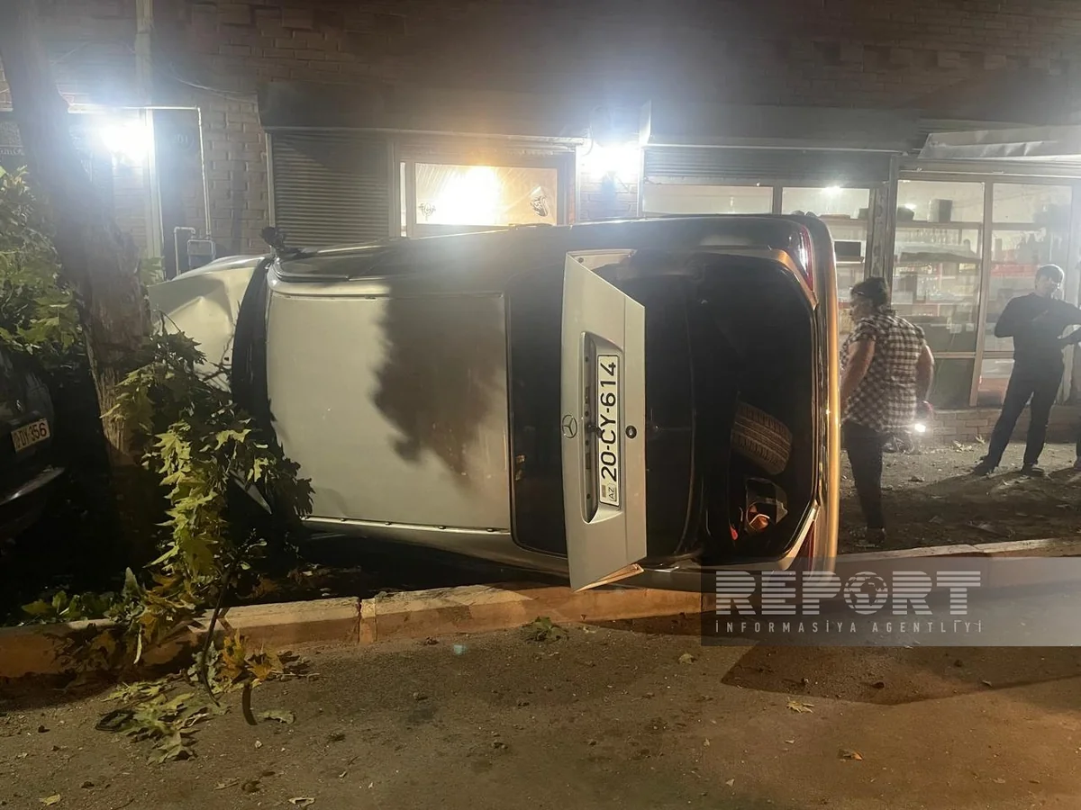 Gəncədə avtomobil mağazaya çırpılıb