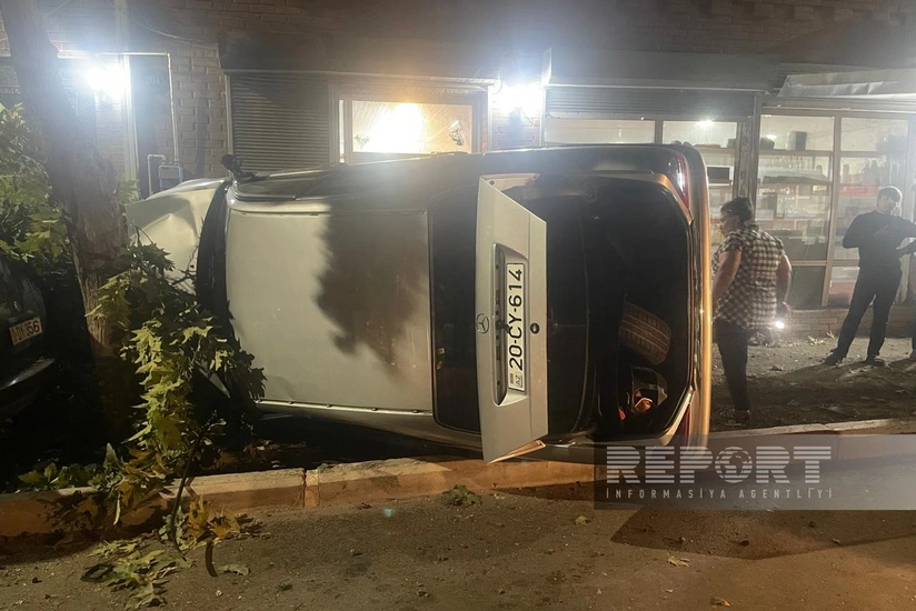 Gəncədə avtomobil mağazaya çırpılıb