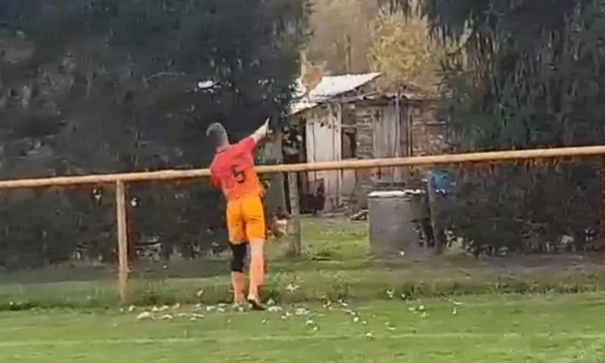 Xorvatiyada hakim toyuğu öldürən futbolçuya qırmızı vərəqə göstərib - VİDEO