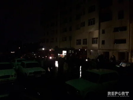 Bakıda binada 2 nəfərin xəsarət alması ilə nəticələnən yanğın baş verib, sakinlər təxliyə edilib - FOTO