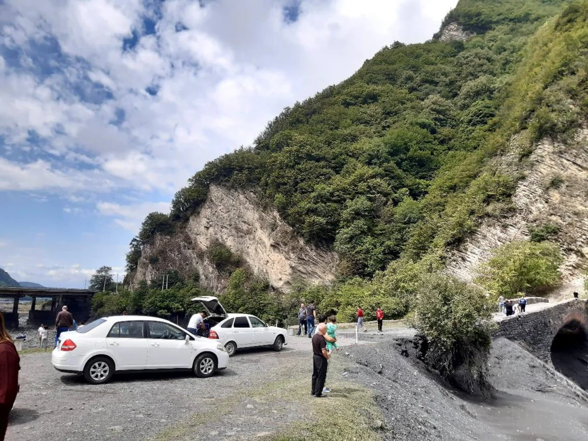 Kürmük çayındakı güclü sel yük avtomobillərini aparıb