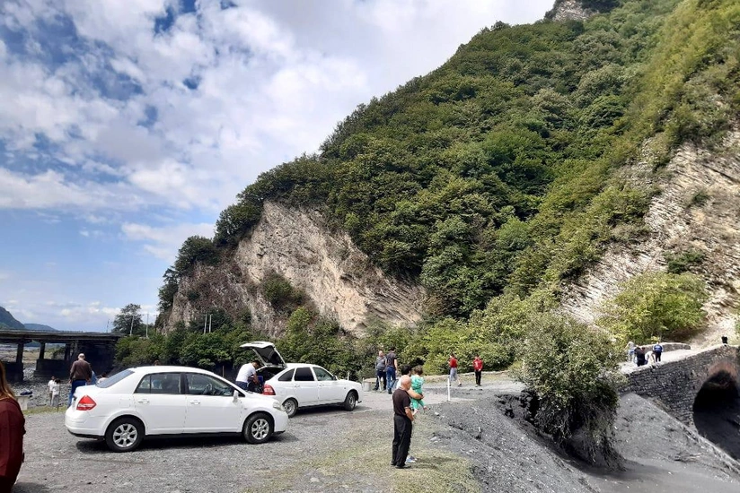 Kürmük çayındakı güclü sel yük avtomobillərini aparıb