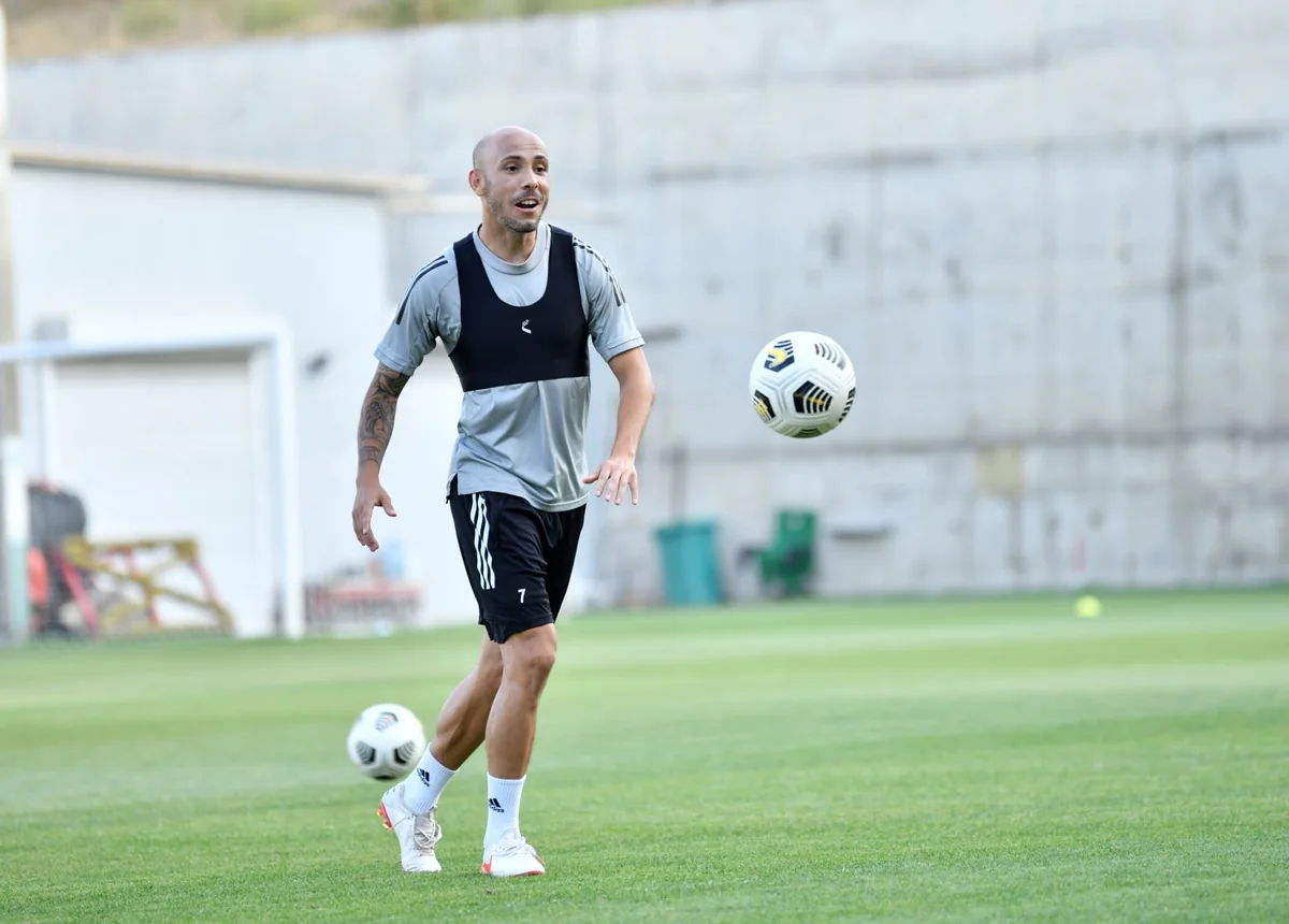 Riçard Almeyda zədələnib, Qarabağ meydanda azlıqda qalıb