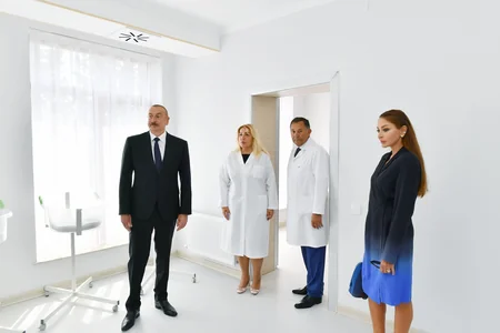 İlham Əliyev və Mehriban Əliyeva Bakıda doğum evində aparılmış əsaslı təmirdən sonra yaradılan şəraitlə tanış olublar