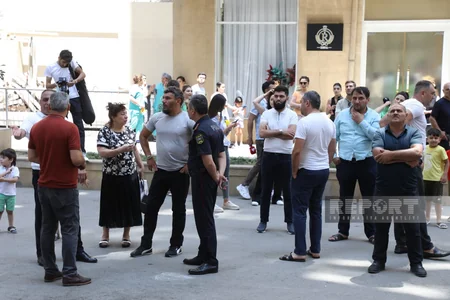 Bakıda çoxmərtəbəli binada yanğın olub, 8 nəfər təxliyə edilib - YENİLƏNİB