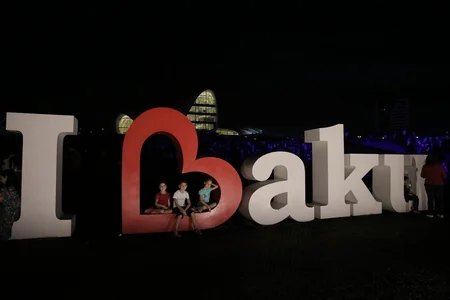 Heydər Əliyev Mərkəzinin parkında Bakının azad edilməsinin 100 illiyi münasibəti ilə konsert olub
