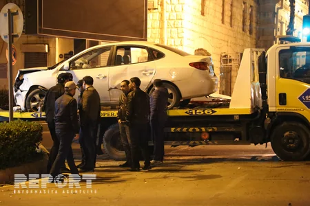 Bakıda taksi işıqforu qırmızıda keçərək qəza törədib, yaralananlar var - YENİLƏNİB - FOTO - VİDEO