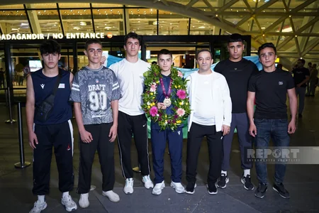 Avropa çempionatında 9 medal qazanan güləşçilər vətənə qayıdıblar