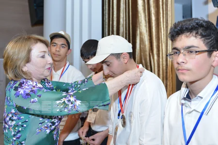 Azərbaycanda məktəblilərin fənn olimpiadasının qalibləri mükafatlandırılıb - FOTO