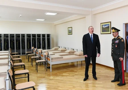 Prezident İlham Əliyev Cəmşid Naxçıvanski adına Hərbi Liseydə yenidənqurma işlərindən sonra yaradılan şəraitlə tanış olub - YENİLƏNİB - FOTO