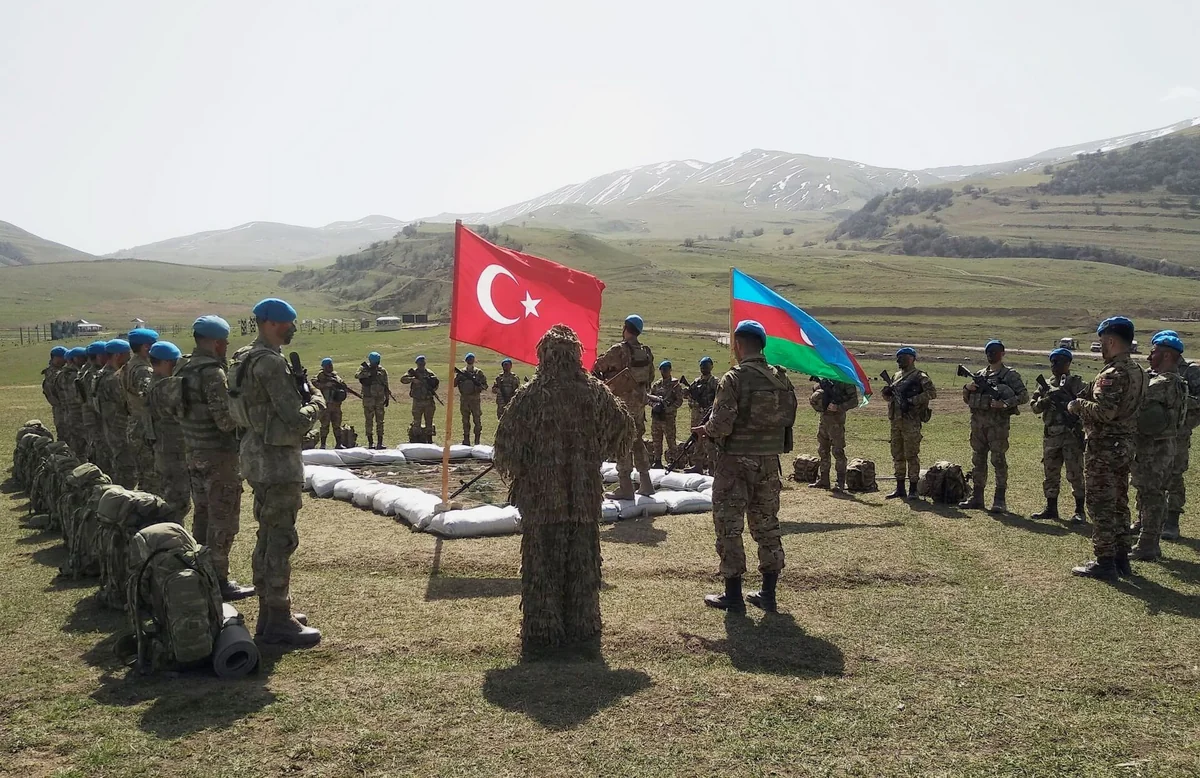 Prezidentin köməkçisi: “İki qardaş ölkənin Silahlı Qüvvələri daim dünyanın diqqət mərkəzindədir”