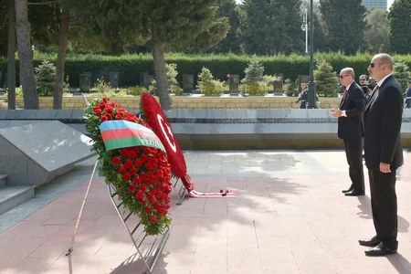 İlham Əliyev və Rəcəb Tayyib Ərdoğan Şəhidlər xiyabanını ziyarət ediblər