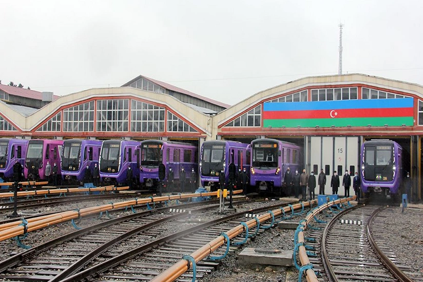 Bakı metrosunda qatarlar 20 Yanvar şəhidlərinin xatirəsinə matəm fiti verib