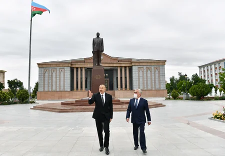 İlham Əliyev Naxçıvanda ulu öndər Heydər Əliyevin abidəsini ziyarət edib