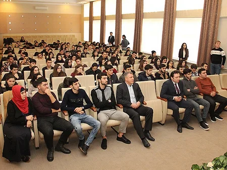 Mahir Mədətov Avroliqanın finalı ilə əlaqədar tələbələrlə görüşüb