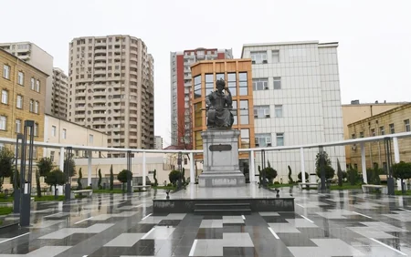 Prezident Xətainin heykəlinin köçürüldüyü parkda olub