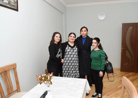 Azərbaycanın birinci xanımı valideyn himayəsindən məhrum olan gənclər üçün tikilən yaşayış binasının açılışında iştirak edib