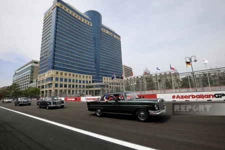 “Formula 1”: Azərbaycan Qran-prisi ərəfəsində klassik avtomobillərin paradı olub - FOTOREPORTAJ