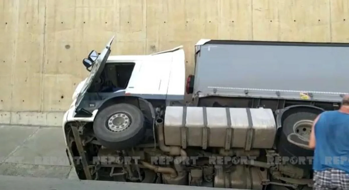 Bakıda yük avtomobili aşıb - VİDEO