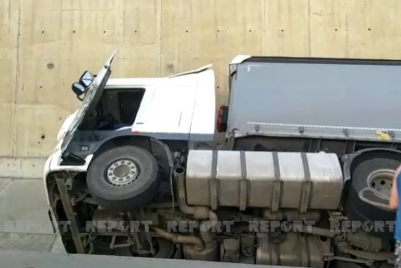 Bakıda yük avtomobili aşıb - VİDEO