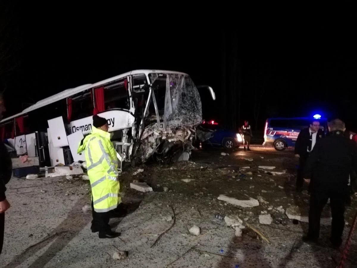Türkiyədə avtobus qəzaya uğrayıb, 2 nəfər ölüb, 33 nəfər yaralanıb